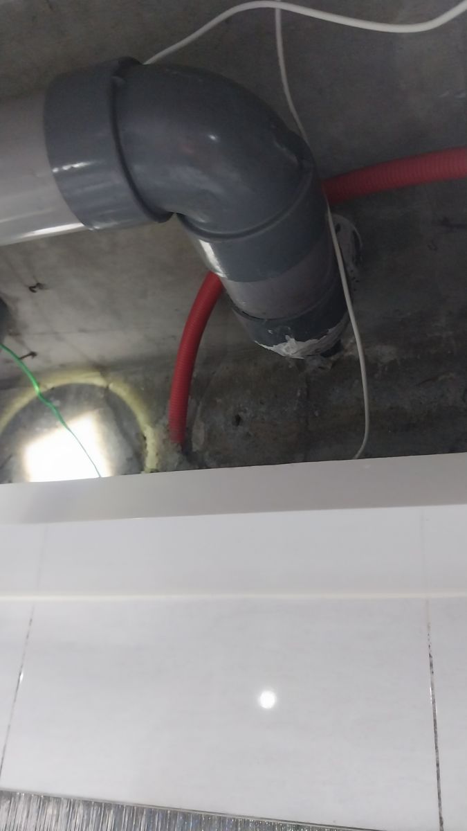 병방동 천장 안 배관 연결부